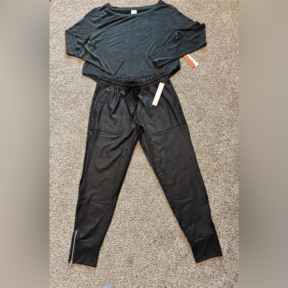 Standing Tree Womens Black Jogger Set